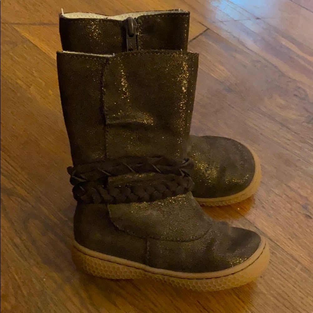 Livie and Luca boot